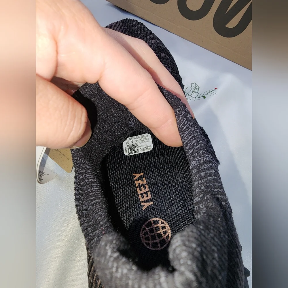 Adidas Yeezy Boost 350 V2
CMPCT Slate Carbon Size 8.5 Men's - Picture 11 of 16